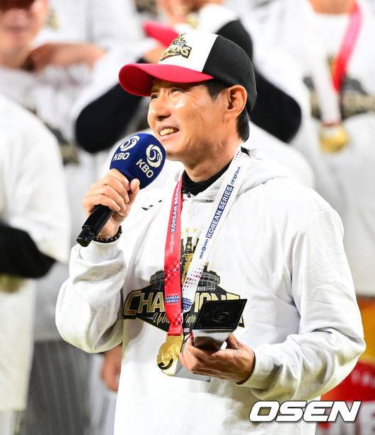 [OSEN=대전, 지형준 기자] 이변은 없었다. 2025시즌 우승팀은 무적 LG 트윈스다.&nbsp;프로야구 LG 트윈스는 31일 대전 한화생명볼파크에서 열린 2025 신한 SOL뱅크 KBO 한국시리즈(7전 4선승제) 한화 이글스와의 5차전에서 4-1로 승리했다.정규시즌 1위 LG는 시리즈 전적 4승 1패로 통합우승 금자탑을 쌓았다. LG의 통합우승은 1990년, 1994년, 2023년에 이은 통산 4번째로, 염경엽 감독은 2023년 부임 후 3년 사이 팀을 두 차례나 정상에&nbsp;올려놓는 위대한 업적을 달성했다. 2023년 1위, 2024년 3위, 2025년 1위로 KBO리그에 트윈스 왕조 시대를 활짝 열었다.&nbsp;반면 2위 한화는 플레이오프를 거쳐 2006년 이후 19년 만에 한국시리즈 무대를 밟았지만, LG의 벽을 넘지 못하며 1999년 이후 26년 만에 통산 두 번째 우승이 무산됐다.&nbsp;LG 염경엽 감독이 우승 감독상을 수상하며 팬들에게 인사를 전하고 있다. 2025.10.31 /jpnews@osen.co.kr