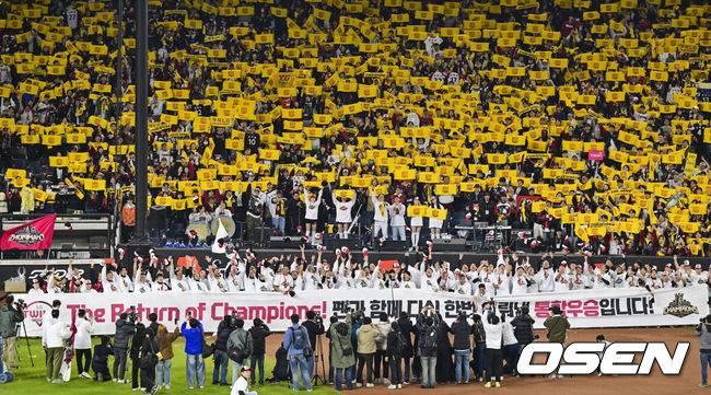 [OSEN=대전, 박준형 기자]  이변은 없었다. 2025시즌 우승팀은 무적 LG 트윈스다. 프로야구 LG 트윈스는 31일 대전 한화생명볼파크에서 열린 2025 신한 SOL뱅크 KBO 한국시리즈(7전 4선승제) 한화 이글스와의 5차전에서 4-1로 승리했다.LG 선수들이 팬들과 함께 포즈를 취하고 있다   2025.10.31 / soul1014@osen.co.kr