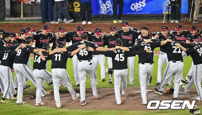 [OSEN=대전, 박준형 기자] 31일 대전 한화생명볼파크에서 2025 신한 SOL Bank KBO리그 포스트시즌 한국시리즈 5차전 한화 이글스와 LG 트윈스의 경기가 열렸다.이날 경기에 한화는 문동주를, LG는 톨허스트를 선발투수로 내세웠다. 우승 확정 후 LG 선수들이 기뻐하고 있다.. 2025.10.31 / soul1014@osen.co.kr