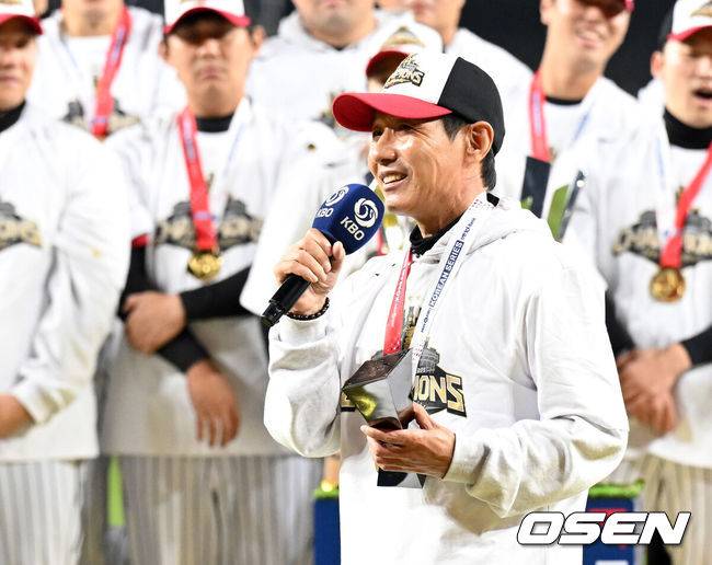 [OSEN=대전, 이대선 기자] 2025시즌 우승팀은 무적 LG 트윈스다.&nbsp;프로야구 LG 트윈스는 31일 대전 한화생명볼파크에서 열린 2025 신한 SOL뱅크 KBO 한국시리즈(7전 4선승제) 한화 이글스와의 5차전에서 4-1로 승리했다. 정규시즌 1위 LG는 시리즈 전적 4승 1패로 통합우승 금자탑을 쌓았다. LG의 통합우승은 1990년, 1994년, 2023년에 이은 통산 4번째로, 염경엽 감독은 2023년 부임 후 3년 사이 팀을 두 차례나 정상에&nbsp;올려놓는 위대한 업적을 달성했다. 2023년 1위, 2024년 3위, 2025년 1위로 KBO리그에 트윈스 왕조 시대를 활짝 열었다.&nbsp;반면 2위 한화는 플레이오프를 거쳐 2006년 이후 19년 만에 한국시리즈 무대를 밟았지만, LG의 벽을 넘지 못하며 1999년 이후 26년 만에 통산 두 번째 우승이 무산됐다.&nbsp;우승 감독상을 수상한 LG 염경엽 감독이 소감을 말하고 있다. 2025.10.31 /sunday@osen.co.kr