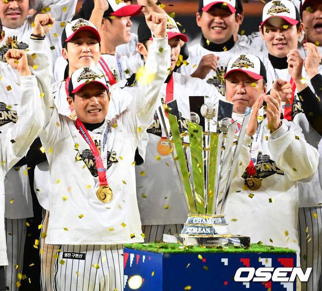 [OSEN=대전, 지형준 기자] 이변은 없었다. 2025시즌 우승팀은 무적 LG 트윈스다.&nbsp;프로야구 LG 트윈스는 31일 대전 한화생명볼파크에서 열린 2025 신한 SOL뱅크 KBO 한국시리즈(7전 4선승제) 한화 이글스와의 5차전에서 4-1로 승리했다.정규시즌 1위 LG는 시리즈 전적 4승 1패로 통합우승 금자탑을 쌓았다. LG의 통합우승은 1990년, 1994년, 2023년에 이은 통산 4번째로, 염경엽 감독은 2023년 부임 후 3년 사이 팀을 두 차례나 정상에&nbsp;올려놓는 위대한 업적을 달성했다. 2023년 1위, 2024년 3위, 2025년 1위로 KBO리그에 트윈스 왕조 시대를 활짝 열었다.&nbsp;반면 2위 한화는 플레이오프를 거쳐 2006년 이후 19년 만에 한국시리즈 무대를 밟았지만, LG의 벽을 넘지 못하며 1999년 이후 26년 만에 통산 두 번째 우승이 무산됐다.&nbsp;LG 염경엽 감독과 차명석 단장이 우승을 기뻐하고 있다. 2025.10.31 /jpnews@osen.co.kr