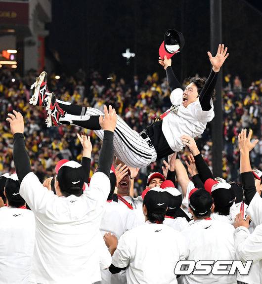 [OSEN=대전, 이대선 기자] 이변은 없었다. 2025시즌 우승팀은 무적 LG 트윈스다. 프로야구 LG 트윈스는 31일 대전 한화생명볼파크에서 열린 2025 신한 SOL뱅크 KBO 한국시리즈(7전 4선승제) 한화 이글스와의 5차전에서 4-1로 승리했다.정규시즌 1위 LG는 시리즈 전적 4승 1패로 통합우승 금자탑을 쌓았다. LG의 통합우승은 1990년, 1994년, 2023년에 이은 통산 4번째로, 염경엽 감독은 2023년 부임 후 3년 사이 팀을 두 차례나 정상에 올려놓는 위대한 업적을 달성했다. 2023년 1위, 2024년 3위, 2025년 1위로 KBO리그에 트윈스 왕조 시대를 활짝 열었다. 반면 2위 한화는 플레이오프를 거쳐 2006년 이후 19년 만에 한국시리즈 무대를 밟았지만, LG의 벽을 넘지 못하며 1999년 이후 26년 만에 통산 두 번째 우승이 무산됐다. LG 박해민이 선수들에게 헹가래를 받고 있다. 2025.10.31 /sunday@osen.co.kr