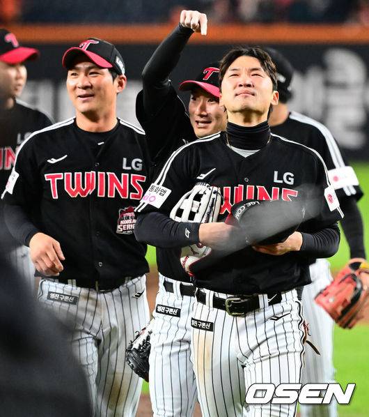 [OSEN=대전, 지형준 기자] 프로야구 LG 트윈스가 9회에만 6점을 올리는 극적인 역전승을 거두고 한국시리즈 승기를 잡았다.LG는 30일 대전 한화생명볼파크에서 열린 2025 신한 SOL뱅크 KBO 한국시리즈 4차전 한화 이글스와의 경기에서 7-4로 승리했다. 이날 승리로 LG는 시리즈 전적 3승 1패를 선점했다. 역대 한국시리즈에서 3승 1패를 선점한 팀이 우승한 확률은 94.4%(17/18)다. LG의 한국시리즈 우승까지는 단 1승이 남았다. 경기를 마치고 LG 박해민이 승리에 눈물을 흘리고 있다. 2025.10.30 /jpnews@osen.co.kr