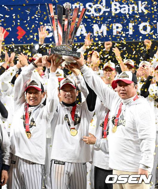 [OSEN=대전, 이대선 기자] 이변은 없었다. 2025시즌 우승팀은 무적 LG 트윈스다.&nbsp;프로야구 LG 트윈스는 31일 대전 한화생명볼파크에서 열린 2025 신한 SOL뱅크 KBO 한국시리즈(7전 4선승제) 한화 이글스와의 5차전에서 4-1로 승리했다.정규시즌 1위 LG는 시리즈 전적 4승 1패로 통합우승 금자탑을 쌓았다. LG의 통합우승은 1990년, 1994년, 2023년에 이은 통산 4번째로, 염경엽 감독은 2023년 부임 후 3년 사이 팀을 두 차례나 정상에&nbsp;올려놓는 위대한 업적을 달성했다. 2023년 1위, 2024년 3위, 2025년 1위로 KBO리그에 트윈스 왕조 시대를 활짝 열었다.&nbsp;반면 2위 한화는 플레이오프를 거쳐 2006년 이후 19년 만에 한국시리즈 무대를 밟았지만, LG의 벽을 넘지 못하며 1999년 이후 26년 만에 통산 두 번째 우승이 무산됐다.&nbsp;LG 염경엽 감독, 박해민, 김인석 대표이사, 차명석 단장이 우승 트로피를 들어 올리고 있다. 2025.10.31 /sunday@osen.co.kr