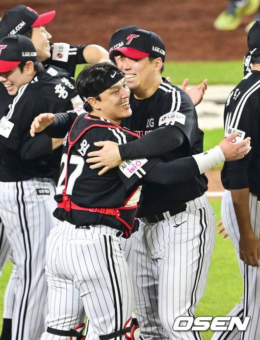 [OSEN=대전, 박준형 기자]  이변은 없었다. 2025시즌 우승팀은 무적 LG 트윈스다.&nbsp;프로야구 LG 트윈스는 31일 대전 한화생명볼파크에서 열린 2025 신한 SOL뱅크 KBO 한국시리즈(7전 4선승제) 한화 이글스와의 5차전에서 4-1로 승리했다.통합우승 후 LG 박동원과 김현수가 포옹을 하고 있다. 2025.10.31 / soul1014@osen.co.kr