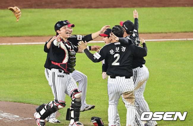 [OSEN=대전, 박준형 기자]  이변은 없었다. 2025시즌 우승팀은 무적 LG 트윈스다. 프로야구 LG 트윈스는 31일 대전 한화생명볼파크에서 열린 2025 신한 SOL뱅크 KBO 한국시리즈(7전 4선승제) 한화 이글스와의 5차전에서 4-1로 승리했다.통합우승 후 LG 박동원과 유영찬, 오지환, 문보경, 구본혁이 환호하고 있다.  2025.10.31 / soul1014@osen.co.kr