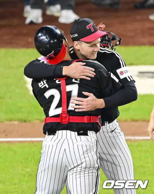 [OSEN=대전, 박준형 기자]  이변은 없었다. 2025시즌 우승팀은 무적 LG 트윈스다. 프로야구 LG 트윈스는 31일 대전 한화생명볼파크에서 열린 2025 신한 SOL뱅크 KBO 한국시리즈(7전 4선승제) 한화 이글스와의 5차전에서 4-1로 승리했다.통합우승 후 LG 톨허스트와 박동원이 포옹을 하고 있다. 2025.10.31 / soul1014@osen.co.kr
