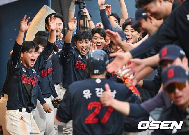 [OSEN=창원, 이석우 기자] 22일 창원NC파크에서 2025 신한 SOL 뱅크 KBO 리그 NC 다이노스와 롯데 자이언츠의 경기가 열렸다. 홈팀 NC는 신민혁이, 방문팀 롯데는 박세웅이 선발 출전했다. 롯데 자이언츠 선수들이 1회초 2사 1루 좌월 2점 홈런을 친 유강남을 반기고 있다. 2025.08.22 / foto0307@osen.co.kr
