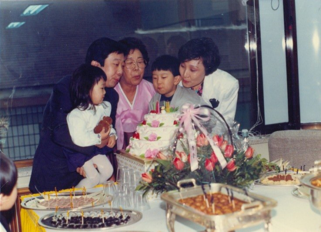 ▲ 1990년 세무사무소 개업식에서 가족과 함께. ⓒ푸르메재단