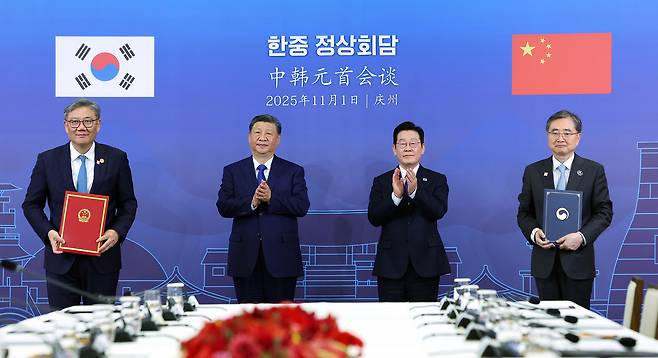 조현 외교부 장관과 왕원타오 중국 상무부장이 1일 경북 경주박물관에서 이재명 대통령과 시진핑 중국 국가주석이 참석한 가운데 '2026-2030 경제협력 공동계획' 양해각서를 체결하고 있다.&nbsp; &nbsp;뉴시스