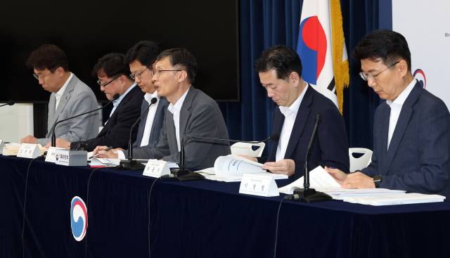 박금철(오른쪽 세 번째) 기획재정부 세제실장이 7월 29일 정부세종청사 민원동 브리핑실에서 2025 세제 개편안 상세 브리핑을 하고 있다. 연합뉴스
