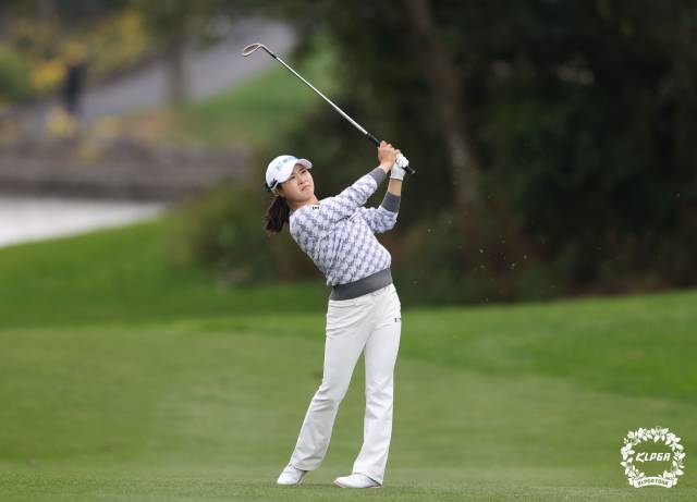 3라운드 5번 홀에서 아이언샷을 날리는 고지원. 사진 제공=KLPGA