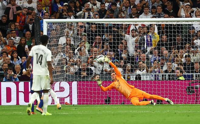 음바페의 페널티 킥을 막은 보이치에흐 슈체스니 바르셀로나 골키퍼.AFP연합뉴스