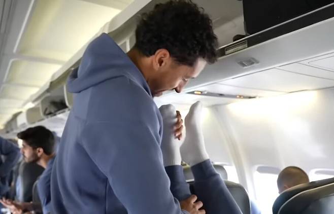 ▲ 이강인의 발을 마사지해주는 마르퀴뇨스 ⓒPSG 유튜브