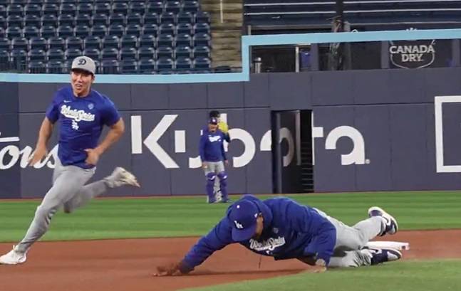 LA 다저스 김혜성(왼쪽)과 데이브 로버츠 감독이 달리기 시합을 하고 있다. /사진=LA 다저스 공식 SNS 갈무리