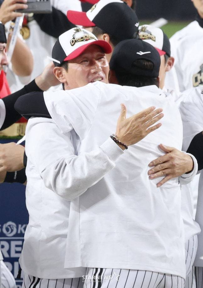 염경엽 감독이 경기 후 선수들과 포옹을 나누고 있다. /사진=김진경 대기자