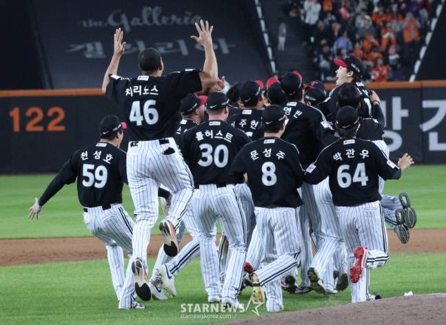 우승 후 마운드에 모여 세리머니를 하는 LG 선수들. /사진=김진경 대기자