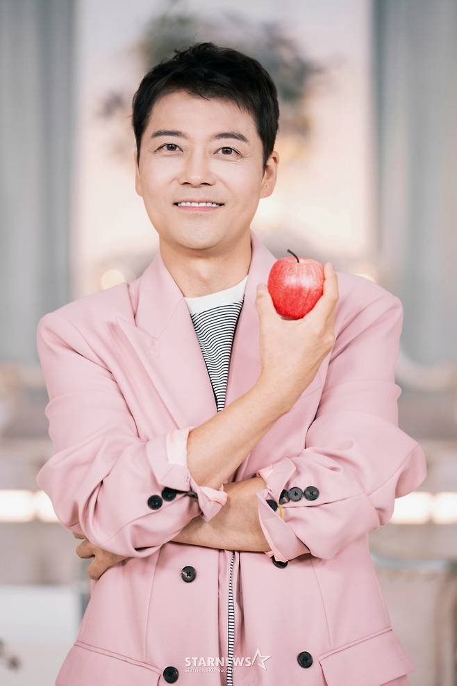 방송인 전현무가 31일 오전 온라인으로 진행된 SBS Plus·Kstar 예능 '리얼 연애실험실 독사과' 시즌2 제작발표회에 참석해 포즈를 취하고 있다. /사진제공=SBS Plus·Kstar 2025.10.31 /사진=이동훈 photoguy@