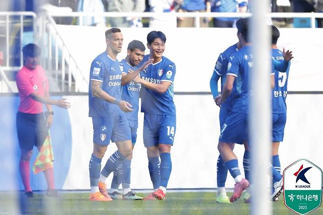 수원 삼성 선수들이 1일 수원월드컵경기장에서 열린 충북청주전 브루노 실바(부심 제외 왼쪽 두 번째)의 추가골 이후 기뻐하고 있다. /사진=한국프로축구연맹 제공