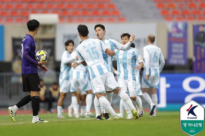 1일 FC안양전을 통해 전역 복귀전을 치른 울산 HD 이동경이 전반 12분 만에 고승범의 선제골을 도운 뒤 기뻐하고 있다. /사진=한국프로축구연맹 제공