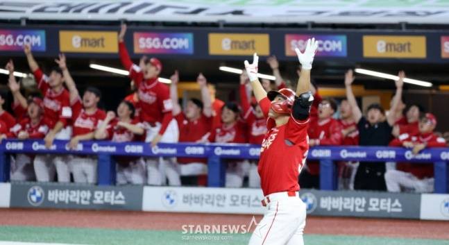 1일 인천 SSG-한화전에서 홈런을 날린 뒤 두 팔을 뻗고 기뻐하는 이율에와 환호하는 벤치의 동료들. /사진=강영조 선임기자