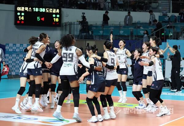 한국도로공사, 풀세트 접전 끝에 승리...여자부 1위로 올라.