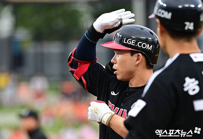 27일 대전 한화생명볼파크에서 열린 '2025 신한 SOL Bank KBO리그' LG 트윈스와 한화 이글스의 경기, 1회초 1사 1,2루 LG 문성주가 1타점 적시타를 때려내고 있다. 엑스포츠뉴스 DB