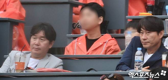 18일 오후 대전한화생명볼파크에서 열린 '2025 신한 SOL Bank KBO 포스트시즌' 삼성 라이온즈와 한화 이글스의 플레이오프 1차전 경기, 야구 국가대표팀 류지현 감독과 강인권 수석코치가 관중석에서 경기를 지켜보고 있다. 엑스포츠뉴스 DB