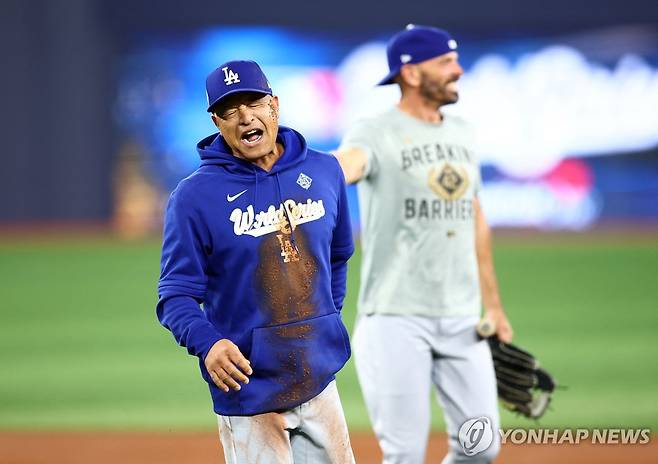 김혜성과 경주하다 넘어진 데이브 로버츠 감독 [AFP=연합뉴스]