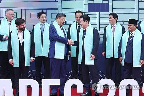 이재명 대통령, 시진핑 중국 국가주석과 악수     (경주=연합뉴스) 특별취재단 = 이재명 대통령이 1일 경주화백컨벤션센터(HICO)에서 열린 2025 아시아태평양경제협력체(APEC) 정상회의 기념촬영에서 시진핑 중국 국가주석과 악수하고 있다.  2025.11.1 photo@yna.co.kr
(끝)