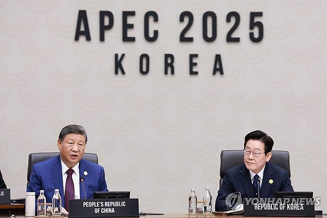 2026 APEC 의장국, 중국 시진핑 국가주석 발언 (경주=연합뉴스) 특별취재단 = 2026 APEC 의장국인 중국의 시진핑 국가주석이 1일 경주화백컨벤션센터(HICO)에서 열린 2025 아시아태평양경제협력체(APEC) 정상회의 의장국 인계식에서 발언하고 있다. 오른쪽은 이재명 대통령. 2025.11.1 photo@yna.co.kr