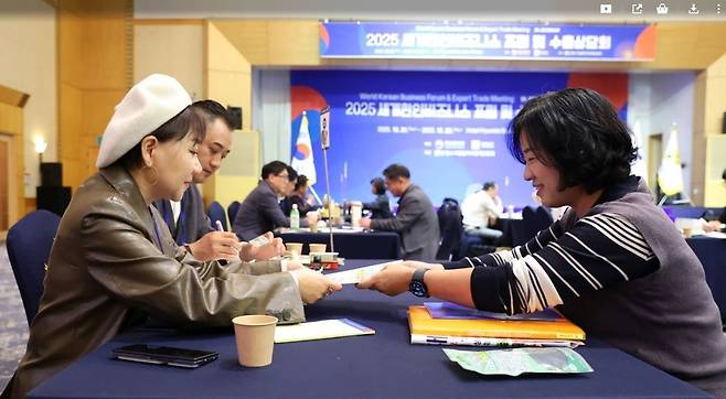 중소기업인과 수출상담하는 줄리앤 리 대표 (서울=연합뉴스) 지난 22일 전남 목포에서 열린 '2025 제2차 중소기업인 수출상담회'에서 줄리앤 리(왼쪽) 대표가 중소기업인과 수출상담을 하고 있다. 그는 재외동포청이 주관하는 '재외동포 비즈니스 자문단'(OK Biz) 자문위원으로 활동하고 있다. [재외동포청 제공]