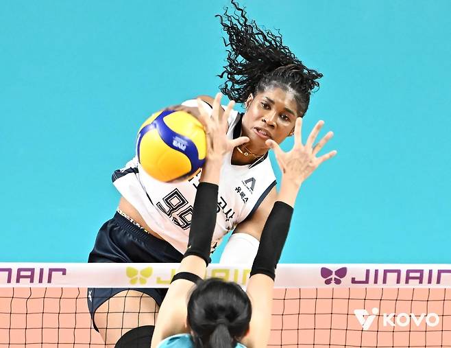 공격하는 한국도로공사의 모마 [한국배구연맹 제공. 재판매 및 DB 금지]