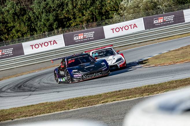 코너에서 이창욱의 머신(오른쪽 뒤)을 추월하는 정의철의 머신 [슈퍼레이스 제공. 재판매 및 DB 금지]