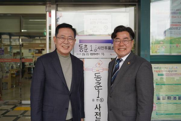 박남춘(왼쪽) 전 인천시장과 박찬대 의원의 사이는 끈끈하기로 유명하다. 박 의원이 인천시장 선거에 나설 경우 연수구갑 보궐선거 후보로 박 전 시장이 유력하게 거론되기도 한다. /경인일보DB