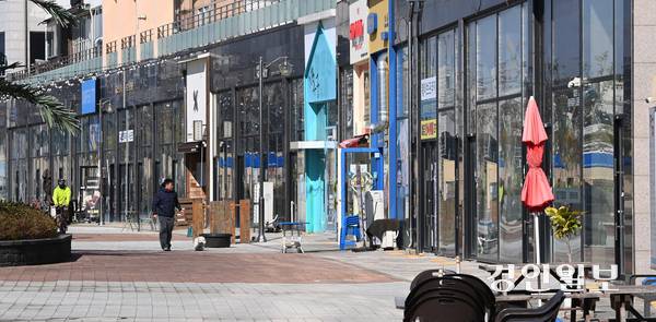 정치권의 공방으로 주목받았던 시흥시 거북섬 공실 논란이 대선 이후 급격히 관심이 식으면서 여전히 높은 공실률과 침체된 상권 문제를 겪고 있다. 2일 시흥시 정왕동 거북섬 거리가 한산한 모습을 보이고 있다. 2025.11.2 /최은성기자 ces7198@kyeongin.com