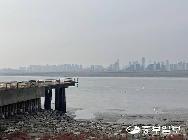 시흥 배곧신도시 앞 해안에서 바라본 배곧대교 예정 부지. 건너편으로 인천 송도국제도시가 보인다. 손용현 기자