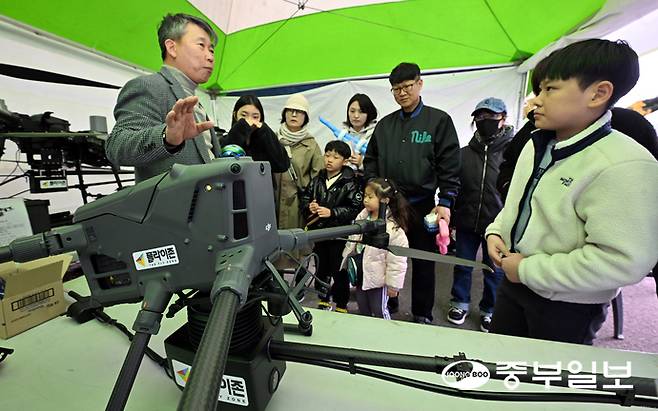 2일 오후 안산시 상록구 한양대학교 ERICA캠퍼스 일대에서 열린 안산사이언스밸리 과학축제에서 행사장을 찾은 시민들이 다양한 과학체험을 즐기고 있다. 김경민기자