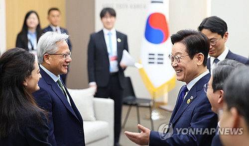 이재명 대통령이 31일 APEC 정상회의장인 경주화백컨벤션센터에서 면담을 위해 젠슨 황 엔비디아 최고경영자와 그의 딸을 맞이하고 있다.