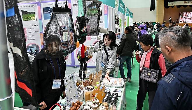 마을공동체 한마당이 지난달 31일 화순 하니움문화스포츠센터에서 열려 참석자들이 마을공동체 활동 체험 부스를 둘러보고 있다./김애리 기자