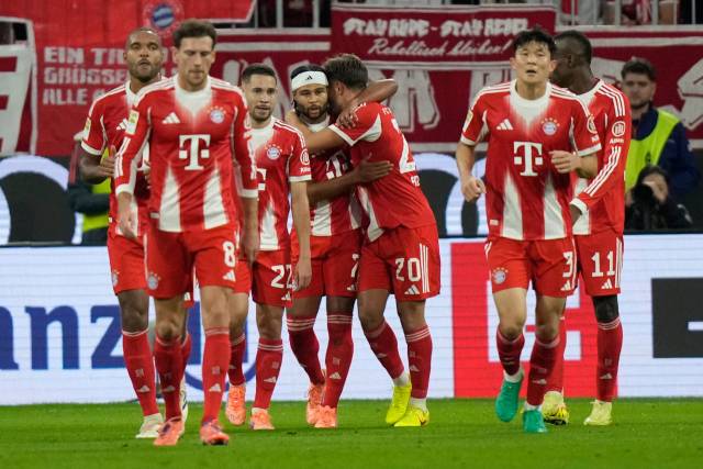 김민재(3번)를 비롯한 바이에른 뮌헨 선수들이 2일 독일 뮌헨의 알리안츠 아레나에서 열린 분데스리가 레버쿠젠과의 경기 도중 동료 니콜라 잭슨이 득점하자 함께 기쁨을 나누고 있다. 연합뉴스