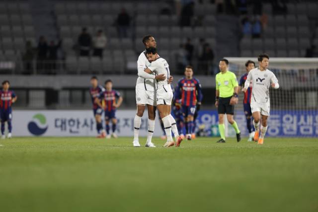 동점골에 성공한 에드가가 세징야와 기쁨의 포옹을 하고 있다. 한국프로축구연맹 제공