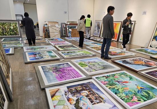 제48회 경남미술대전 심사 장면. 사진=경남미협