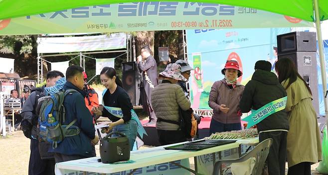 ‘팔공산 둘레길 보물찾기’ 행사가 2일 팔공산 갓바위 보은사 입구에서 열린 가운데 등산객들이 보물찾기에 참여하고 있다. /이용선기자 photokid@kbmaeil.com