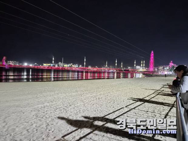 송도해수욕장을 환하게 비추고 있는 포스코의 조명이 형형색색의 빛을 내고 있다.