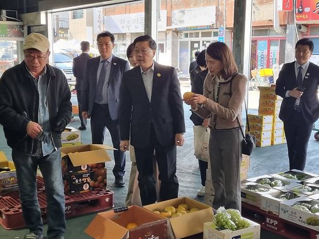 ▲ APEC 참석차 경주를 방문하 존 리 홍콩 행정수반(가운데)이 2일 경주 중앙시장을 방문해 청과물 사장을 둘러보며 상인들과 대화를 하고 있다. 황기환 기자