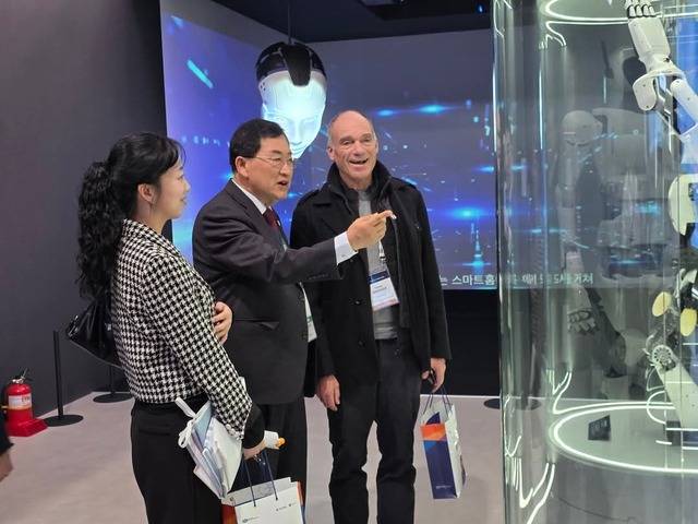 주낙영 경주시장(가운데)이 경주를 방문한 회원국 정부 관계자와 CEO 등에 경제전시관에서 안내하고 있다. 경주시 제공