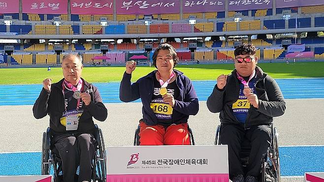 전국장애인체육대회 육상에서 우승을 차지한 광주대표 정대광(가운데) 모습. 광주시장애인체육회 제공