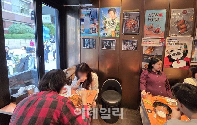 깐부치킨 매장 안에는 각종 홍보 포스터와 함께, 총수 회동 당시의 현장 사진도 부착돼 있다. (사진=한전진 기자)