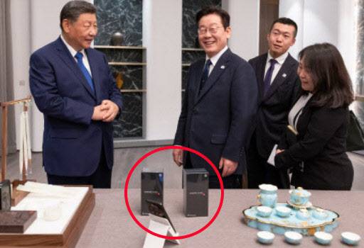 이재명 대통령과 시진핑 중국 국가주석이 1일 경북 경주시 소노캄 그랜드볼룸에서 한중 국빈만찬에 앞서 선물을 교환하고 있다. (사진=대통령실, 뉴스1 제공)